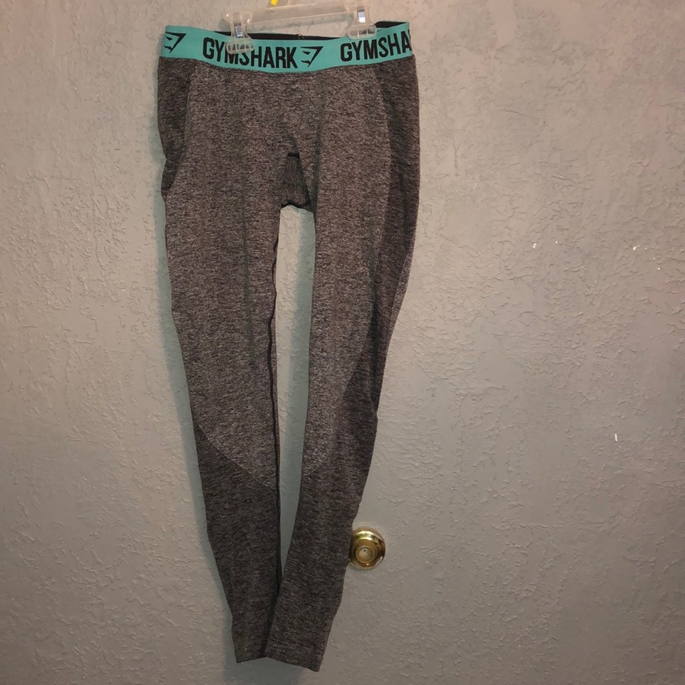 Gym shark leggings